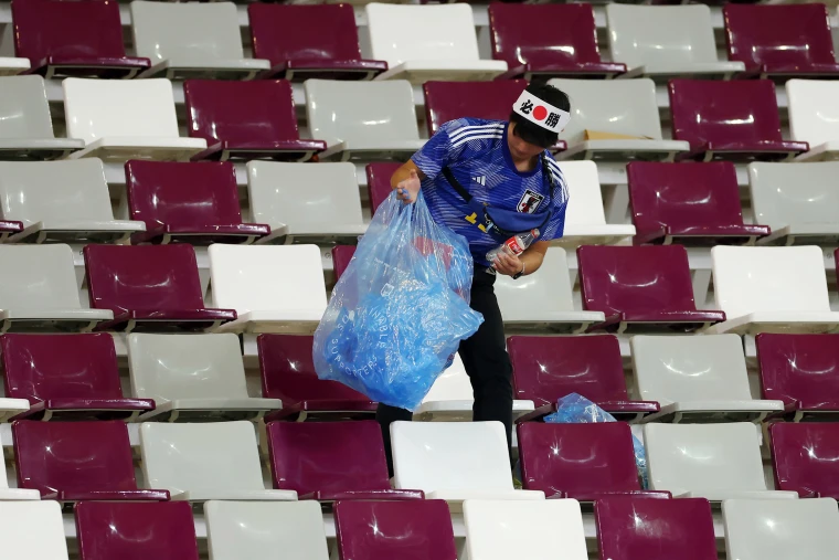 Japanese fans clean up stadium Qatar 2022